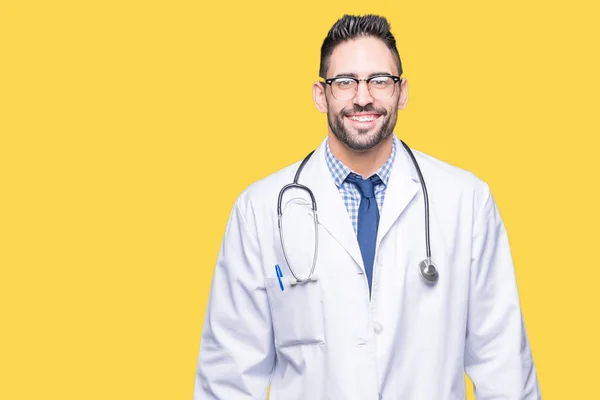 Guapo Joven Médico Sobre Fondo Aislado Con Una Sonrisa Feliz — Foto de Stock