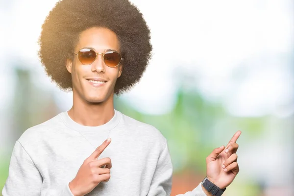 Mladý Američan Afričana Muž Afro Vlasy Nosí Sluneční Brýle Úsměvem — Stock fotografie
