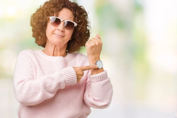 Schöne Seniorin Mittleren Alters Rosafarbenem Pullover Und Sonnenbrille Über Isoliertem — Stockfoto