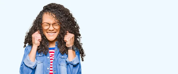 Junge Schöne Frau Mit Lockigem Haar Und Brille Die Sich — Stockfoto