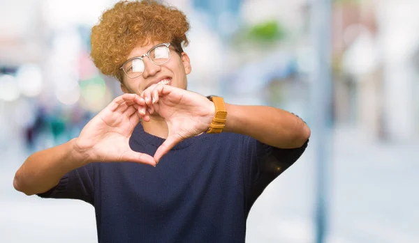 Homem Bonito Jovem Com Afro Vestindo Óculos Sorrindo Amor Mostrando — Fotografia de Stock