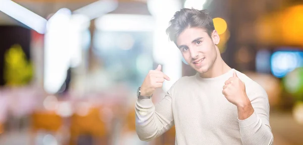 Joven Hombre Guapo Sobre Fondo Aislado Mirando Confiado Con Sonrisa —  Fotos de Stock