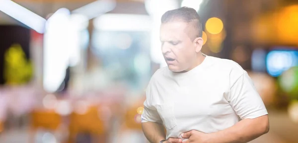 Hombre Árabe Mediana Edad Wearig Camiseta Blanca Sobre Fondo Aislado — Foto de Stock