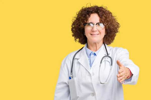 Média Ager Médico Sênior Mulher Sobre Fundo Isolado Sorrindo Amigável — Fotografia de Stock