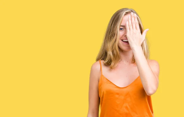 Mulher Bonita Vestindo Camisa Laranja Sobre Fundo Isolado Cobrindo Olho — Fotografia de Stock