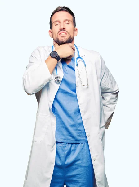 英俊的医生男子穿着医疗制服在孤立的背景触摸疼痛的脖子 喉咙痛的流感 凝块和感染 — 图库照片