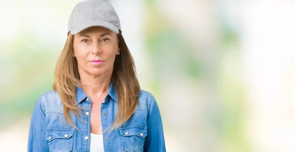 Hermosa Mujer Mediana Edad Con Gorra Deportiva Sobre Fondo Aislado — Foto de Stock