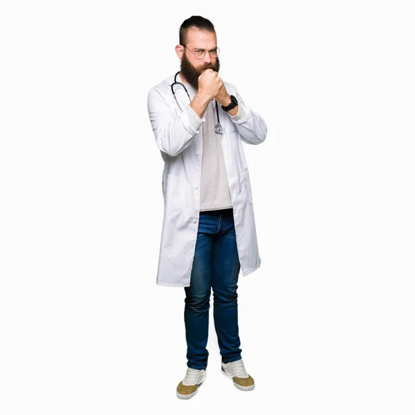 Ung Blond Läkare Mannen Med Skägg Bär Medicinsk Coat Redo — Stockfoto
