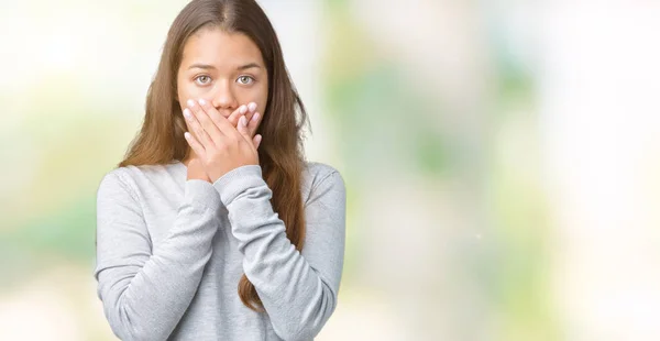 Młoda Piękna Brunetka Kobieta Swetrze Nad Białym Tle Szoku Obejmujące — Zdjęcie stockowe