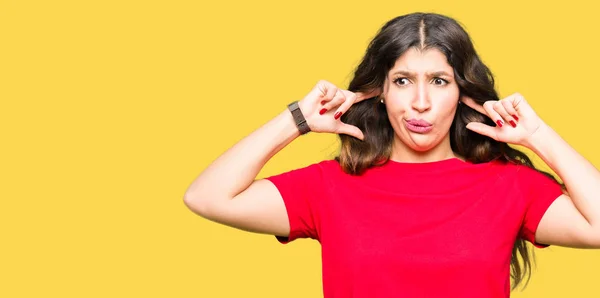 Jeune Belle Femme Portant Shirt Décontracté Couvrant Les Oreilles Avec — Photo