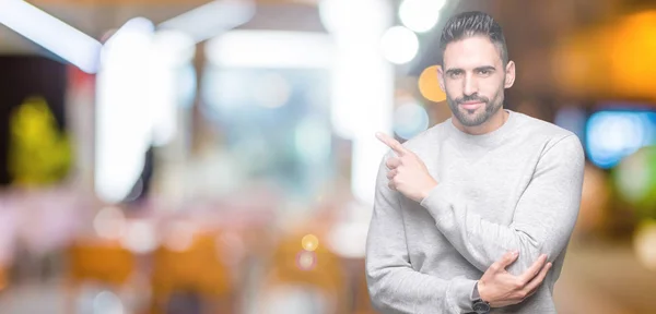 Joven Hombre Guapo Con Sudadera Sobre Fondo Aislado Señalando Con —  Fotos de Stock