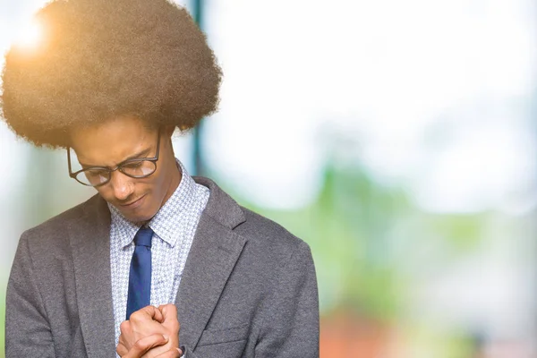Junger Afrikanisch Amerikanischer Geschäftsmann Mit Afro Haaren Und Brille Mit — Stockfoto