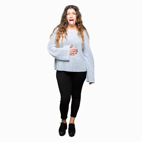 Młoda Kobieta Piękne Zimowe Swetrze Trzymanie Języka Out Wyrażenie Zabawny — Zdjęcie stockowe