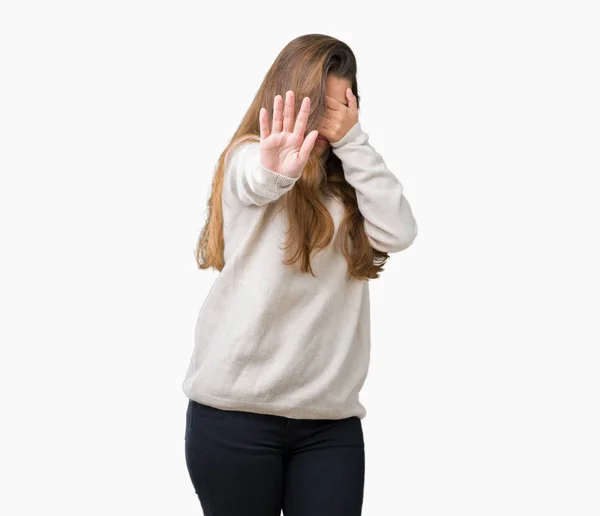 年轻美丽的黑发女人穿着高领毛衣在孤立的背景覆盖眼睛用手和做停止手势与悲伤和恐惧的表情 尴尬和消极的概念 — 图库照片