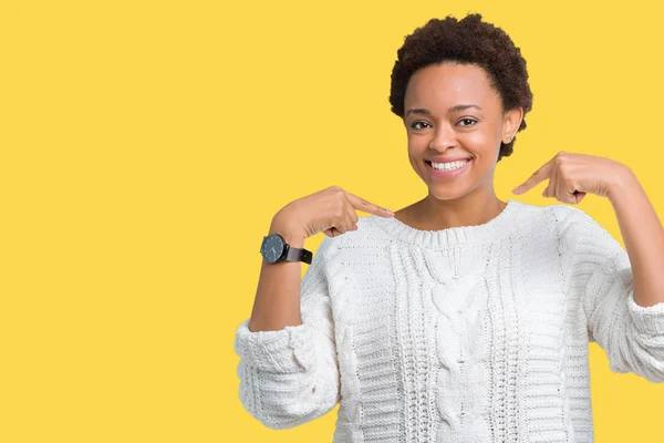 Linda Jovem Afro Americana Vestindo Suéter Sobre Fundo Isolado Olhando — Fotografia de Stock