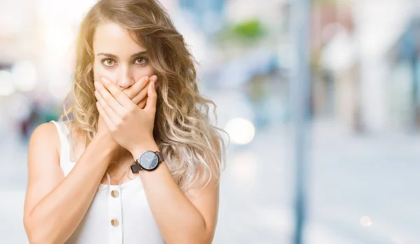 Junge Schöne Blonde Frau Über Isolierten Hintergrund Schockiert Mund Mit — Stockfoto