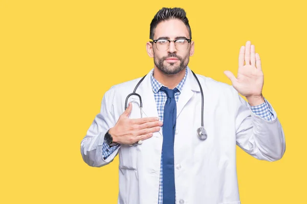 Schöner Junger Arzt Mit Isoliertem Hintergrund Der Mit Der Hand — Stockfoto