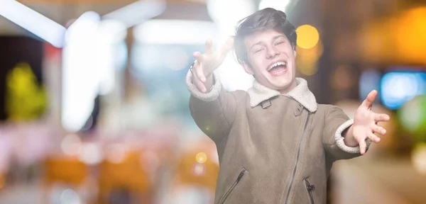 Jonge Knappe Man Dragen Winterjas Geïsoleerde Achtergrond Kijken Naar Camera — Stockfoto