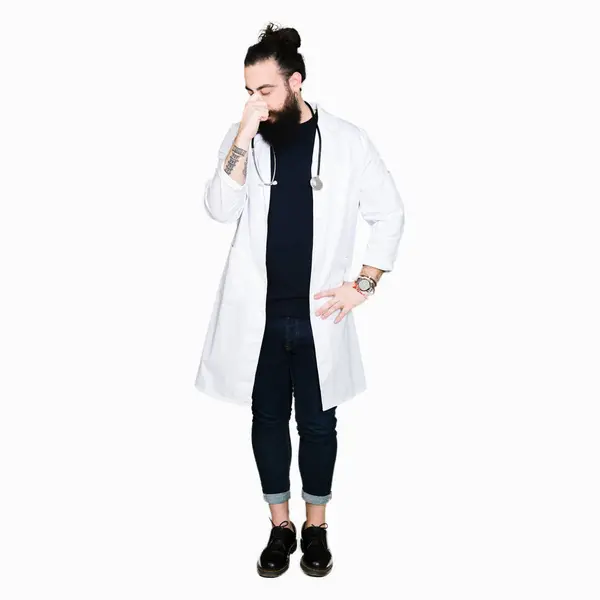 Läkare Med Långt Hår Bär Medicinsk Coat Och Stetoskop Trött — Stockfoto