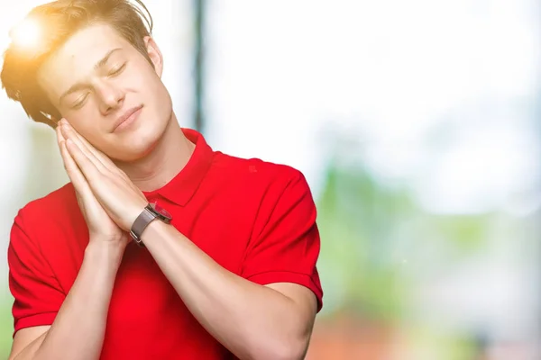 Joven Hombre Guapo Con Camiseta Roja Sobre Fondo Aislado Durmiendo —  Fotos de Stock