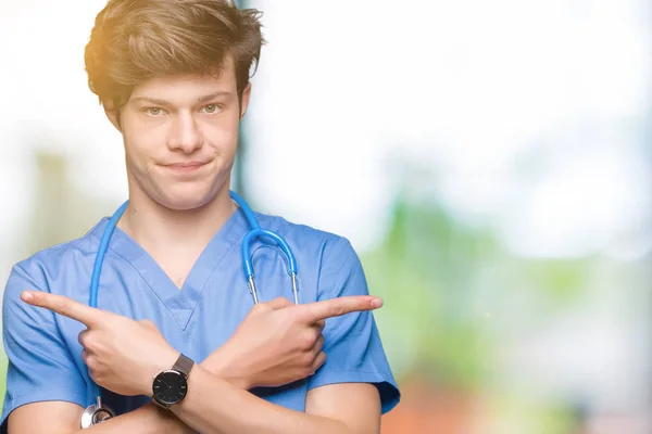 Unga Läkare Bär Medicinsk Uniform Över Isolerade Bakgrund Peka Till — Stockfoto