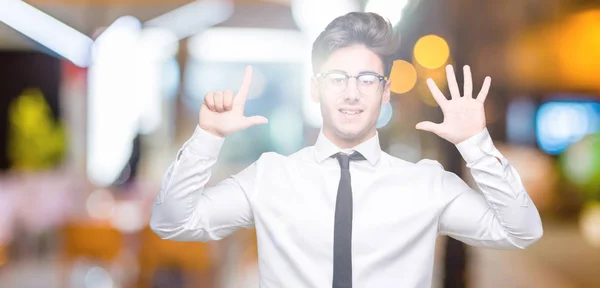 Joven Hombre Negocios Con Gafas Sobre Fondo Aislado Mostrando Apuntando —  Fotos de Stock