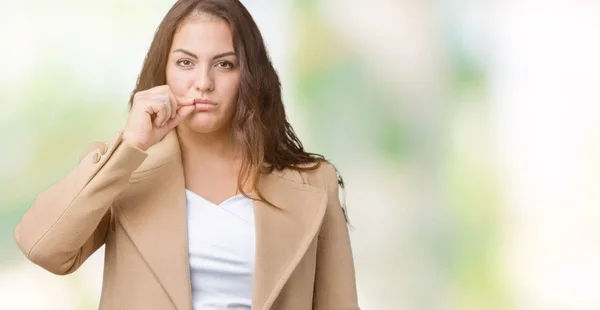 Hermosa Mujer Joven Tamaño Grande Con Abrigo Invierno Sobre Boca — Foto de Stock