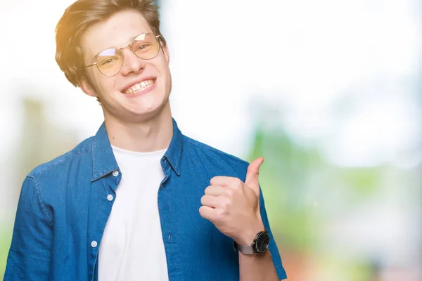 Junger Gutaussehender Mann Mit Brille Über Isoliertem Hintergrund Macht Geste — Stockfoto