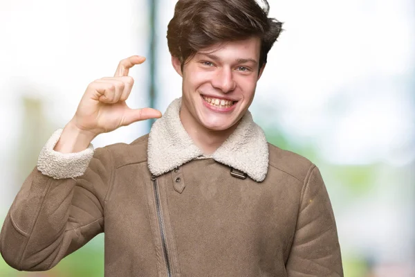 Genç Yakışıklı Adam Üzerinde Kış Ceket Giyiyor Izole Arka Plan — Stok fotoğraf