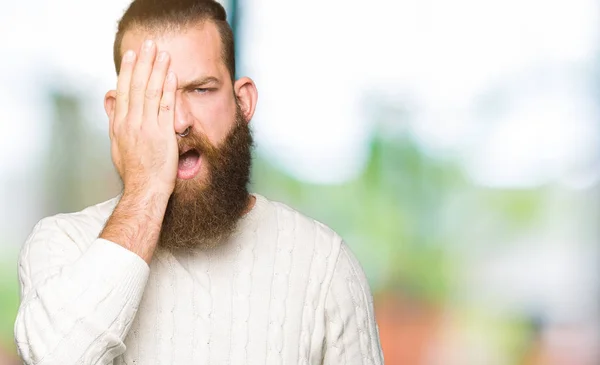 Joven Hombre Hipster Vistiendo Suéter Invierno Bostezando Cansado Cubriendo Media —  Fotos de Stock