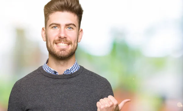 Jonge Knappe Elegante Man Glimlachend Met Gelukkig Gezicht Kijken Wijzend — Stockfoto