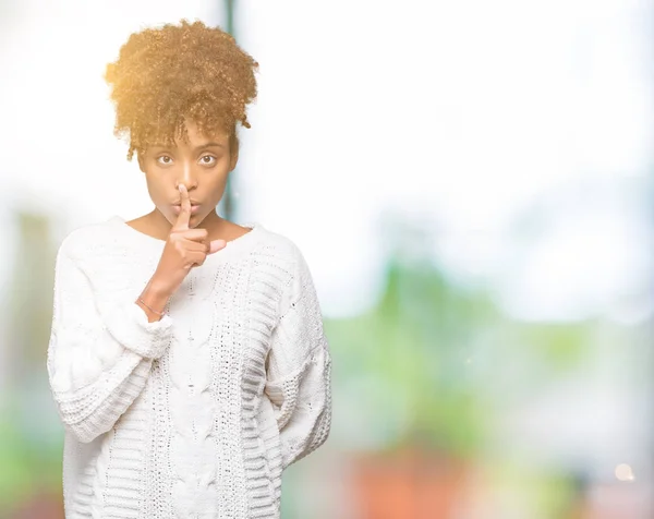 Linda Jovem Afro Americana Vestindo Camisola Inverno Sobre Fundo Isolado — Fotografia de Stock