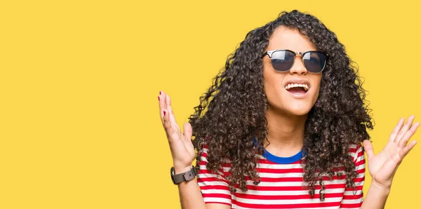 Jovem Mulher Bonita Com Cabelo Encaracolado Usando Óculos Sol Loucos — Fotografia de Stock