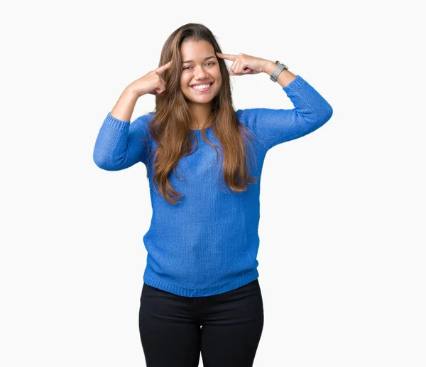 Jovem Bela Mulher Morena Vestindo Camisola Azul Sobre Fundo Isolado — Fotografia de Stock