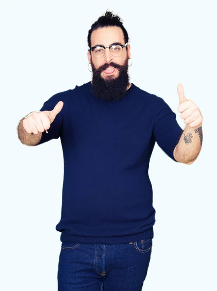 Homem Jovem Hipster Com Cabelos Longos Barba Vestindo Óculos Sinal — Fotografia de Stock