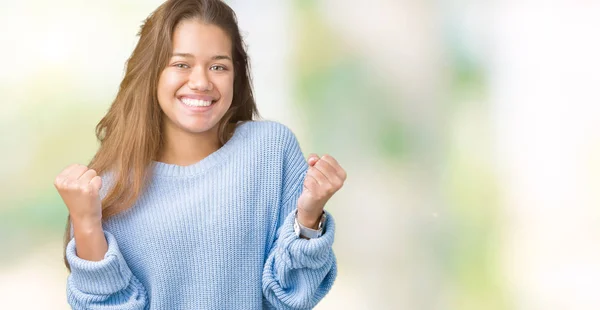 Mujer Morena Hermosa Joven Con Suéter Azul Invierno Sobre Fondo —  Fotos de Stock