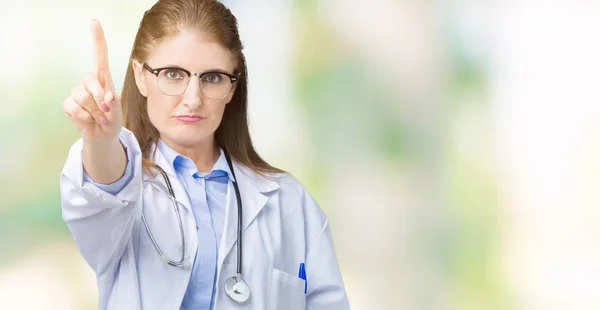 分離の上医療のコートを着て中年中高年医師女性を指と怒りの表現のポインティングを背景します — ストック写真