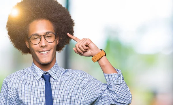 Unga Afroamerikanska Affärsman Med Afro Hår Bär Glasögon Leende Pekar — Stockfoto