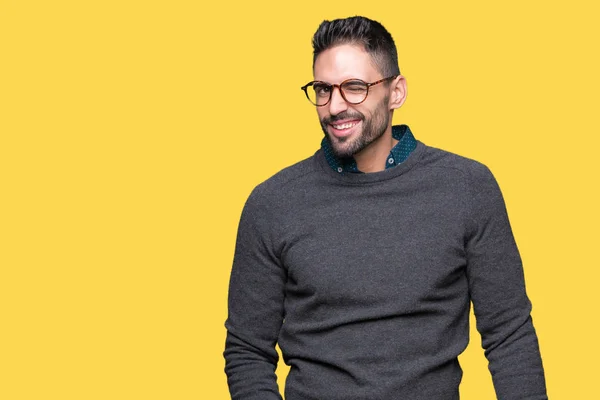 Joven Hombre Guapo Con Gafas Sobre Fondo Aislado Guiño Mirando —  Fotos de Stock