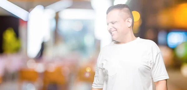 Średnim Wieku Emiraty Człowiek Wearig Shirt Biały Białym Tle Patrząc — Zdjęcie stockowe