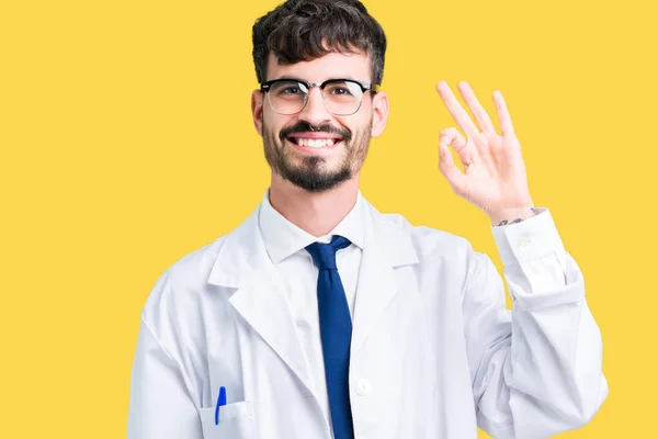 과학자 남자가 손가락으로 사인을 긍정적인 미소에 코트를 성공적인 — 스톡 사진