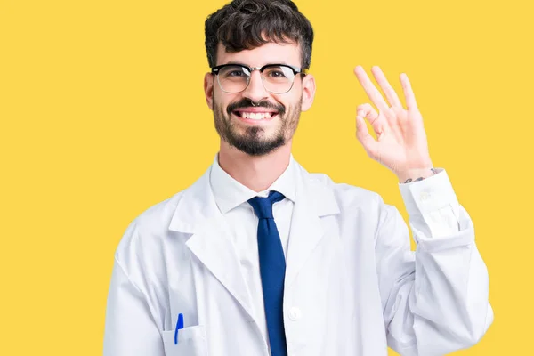 Jeune Scientifique Professionnel Homme Portant Manteau Blanc Sur Fond Isolé — Photo