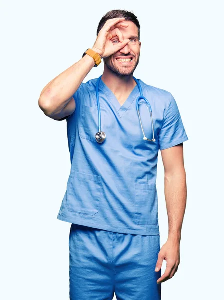 Bello Medico Uomo Indossa Uniforme Medica Sfondo Isolato Facendo Gesto — Foto Stock