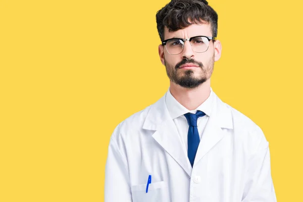 Giovane Scienziato Professionista Uomo Indossa Camice Bianco Sfondo Isolato Scettico — Foto Stock