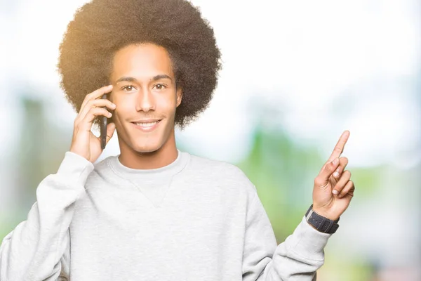Americký Mladík Afro Vlasy Mluví Smartphone Velmi Šťastný Přejdete Stranu — Stock fotografie