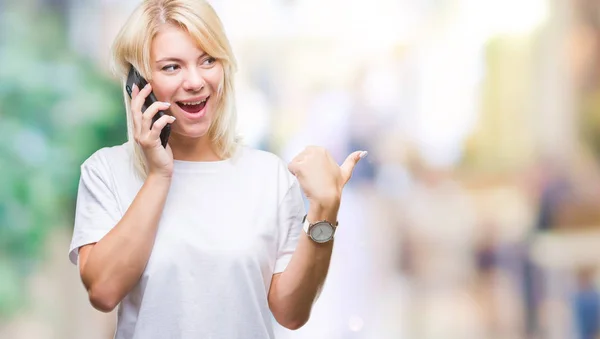 Joven Hermosa Mujer Rubia Llamando Hablando Teléfono Inteligente Sobre Fondo — Foto de Stock