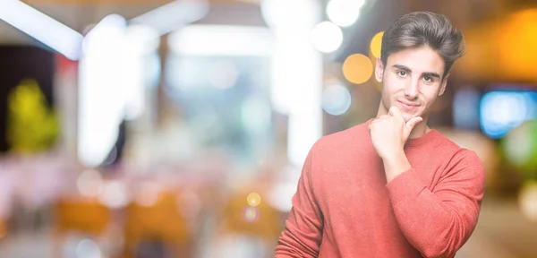 Joven Hombre Guapo Sobre Fondo Aislado Mirando Confiado Cámara Con — Foto de Stock