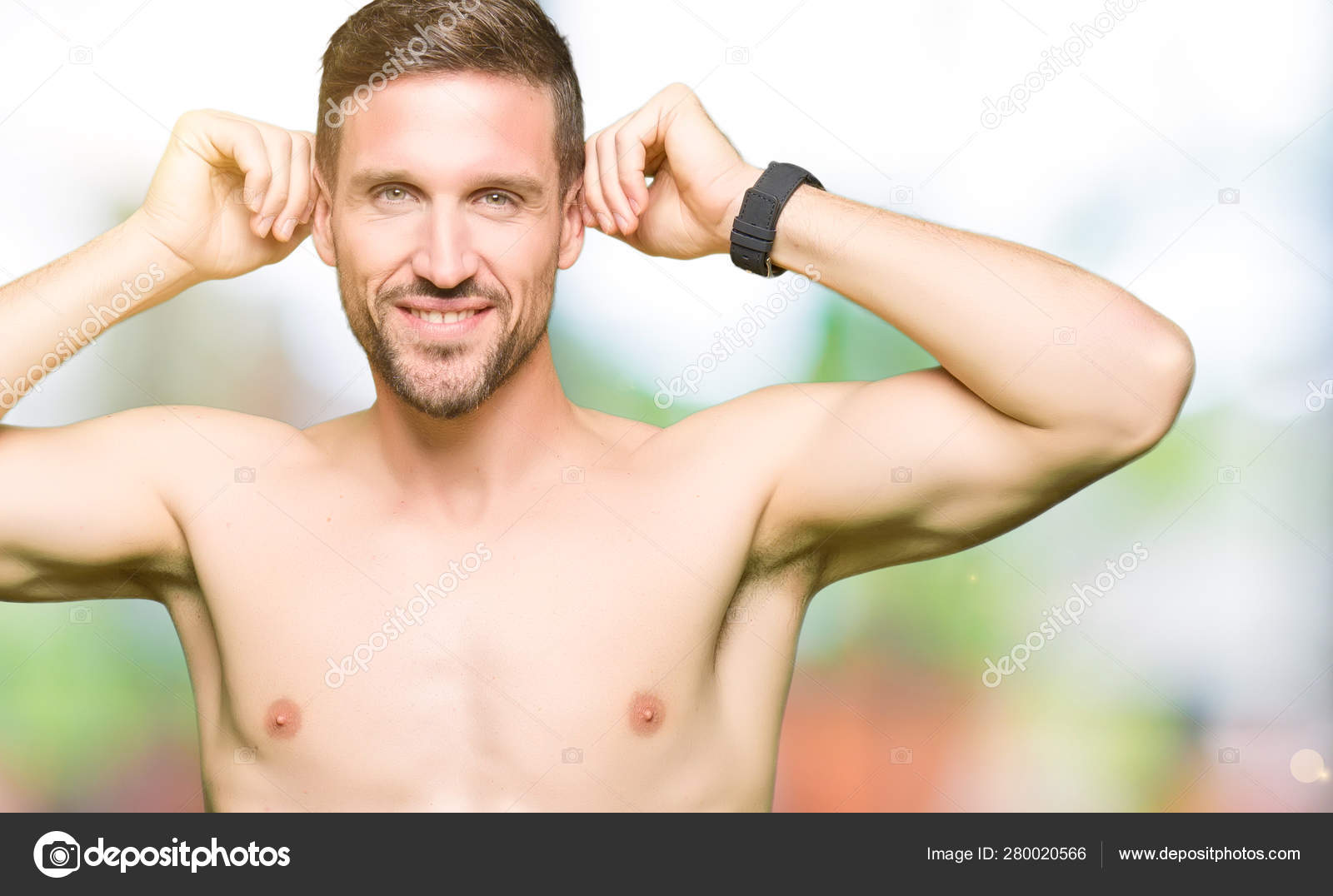 Hombre Guapo Sin Camisa Mostrando Pecho Desnudo Sonriendo Tirando Las Fotograf A De Stock