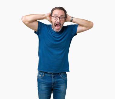 Yakışıklı orta yaş ağarmış komuta sizde gözlük nedir üzerinde arka plan deli izole ve baş, korkuyor ve açık ağzı ile şok sürpriz elleriyle korkuttu