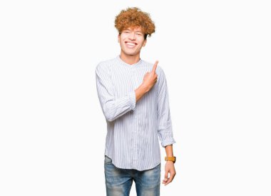 Genç yakışıklı iş adamı afro saç ile zarif gömlek neşeli giyen yüz bir gülümseme ile işaret el ve parmak kadar yanında mutlu ve doğal ifade yüz